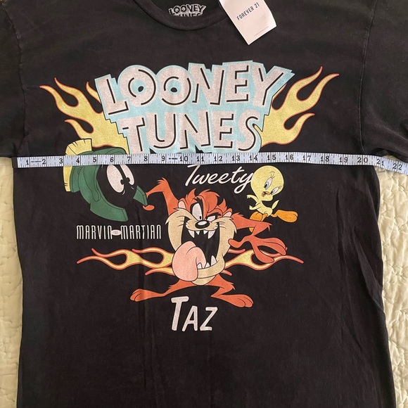 🆕NWT Looney Tunes t- Shirt Taz, Bugs Bunny, Daffy Duck, Marvin the Martian - Picture 4 of 11